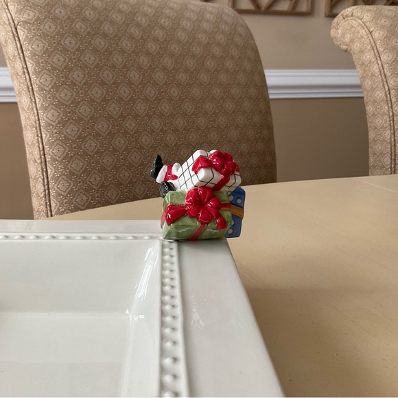 Santa With Stack of Gifts Platter Decoration 🎁 - Picture 4 of 5